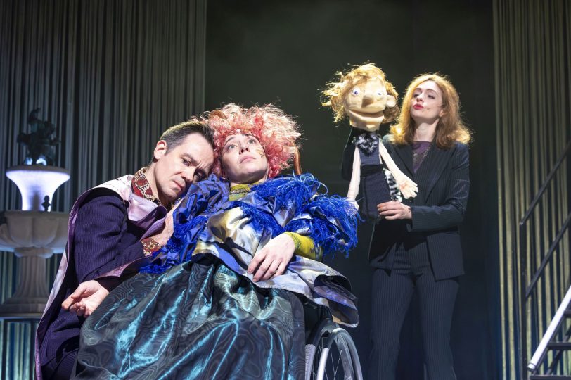 Nilüfer (Daniel Jeroma, l.) begrüßt ihre aus Istanbul heimgekehrte Schwester Petra (Gizem Akman), im Hintergrund Gloria Iberl-Thieme.