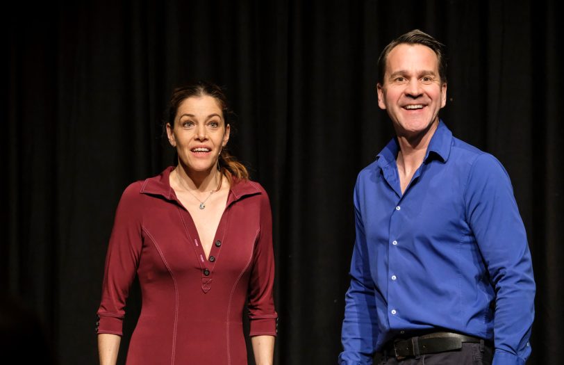 Das Schauspiel-Ehepaar Jennifer und Michael Ehnert präsentiert die Beziehungskomödie „Zweikampfhasen“ im Kulturzentrum Herne.