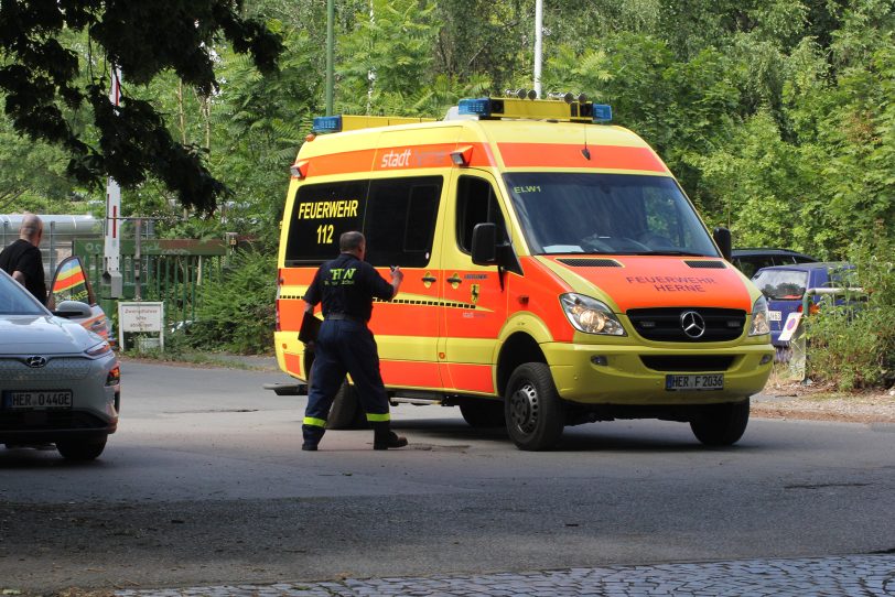 Im Umfeld der Landgrafenstraße wurde eine Bombe gefunden - diese wird noch am Dienstag, 27. Juni 2023, unschädlich gemacht. Krankenwagen und Polizei sind bereits vor Ort.