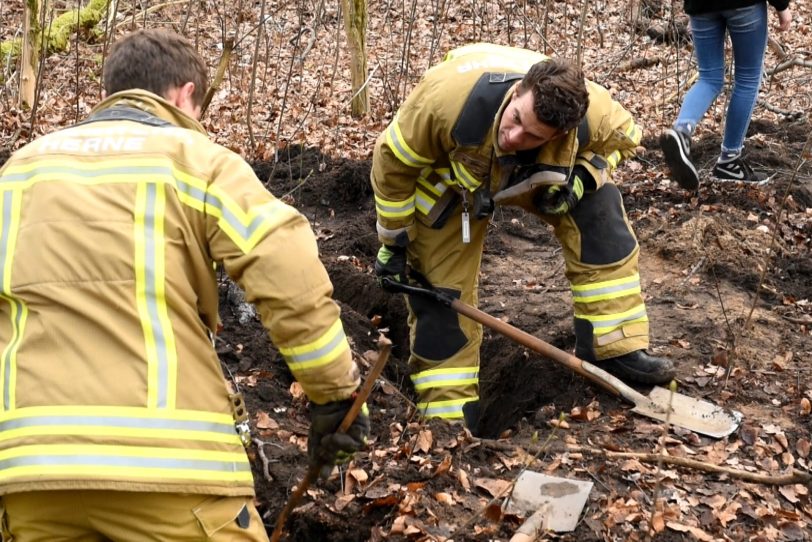 Die Wehrleute der Herner Feuerwehr befreien einen kleinen Hund aus einem Hasenbau.