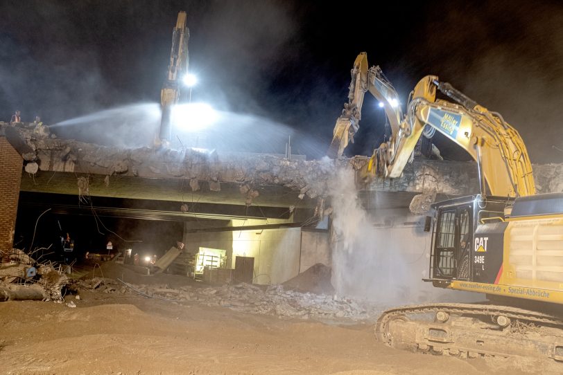 Nächtlicher Abbruch des westlichen Teil der Autobahnbrücke der A43 über die Forellstraße in Herne (NW), am Freitagabend (30.08.2019).