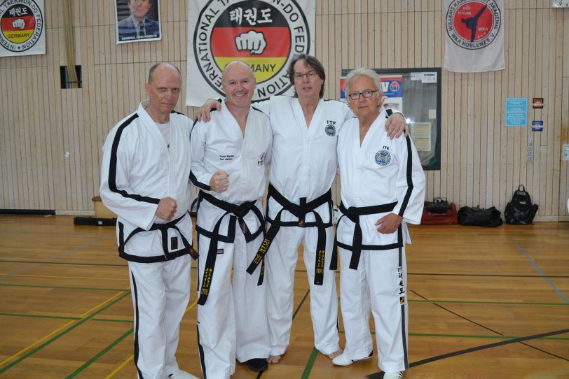 Burkhard Ladewig (re.) war mit dem Weltpräsident der International Taekwon-Do Federation Union, Don Dalton (2.v.l.) bei einem Seminar in Koblenz.