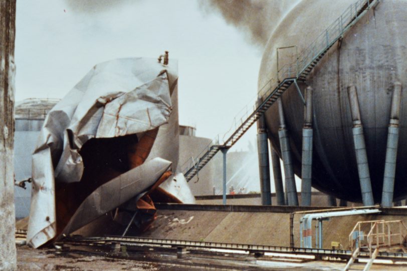 Der deformierte Deckel des Kessels lag 50 Meter weiter im Tankgelände.