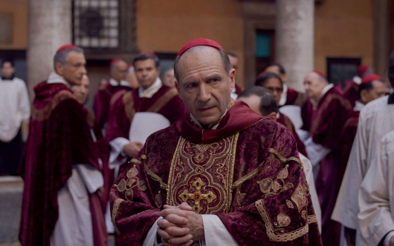 Kardinal Lawrence (Ralph Fiennes) wird nach dem unerwarteten Tod des Papstes mit der Leitung des Konklaves beauftragt.