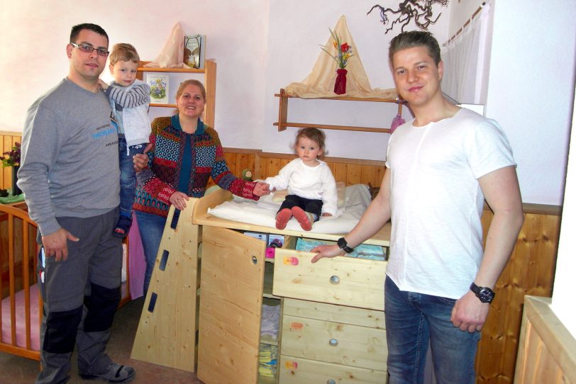 v.l. Björn Fritz mit Sohn Dominik, Martina Tyzak-Kubiak (Leiterin Waldorfkinderhaus), U3-Kind Mila aus der Sternengruppe und Nils Johannes Kubiak.