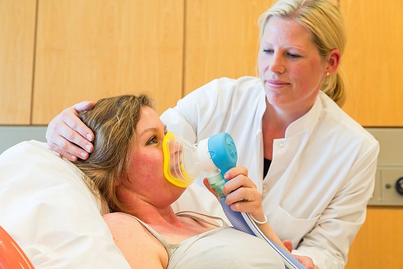 Dr. Eva Temper-Bentz und eine Patientin