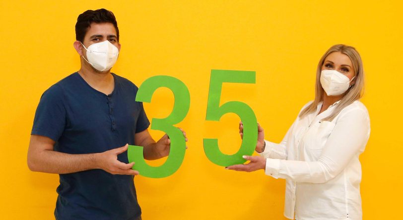 Zwei der 35 Gesundheits- und Krankenpflegeassistenten freuen sich stellvertretend über ihr Examen