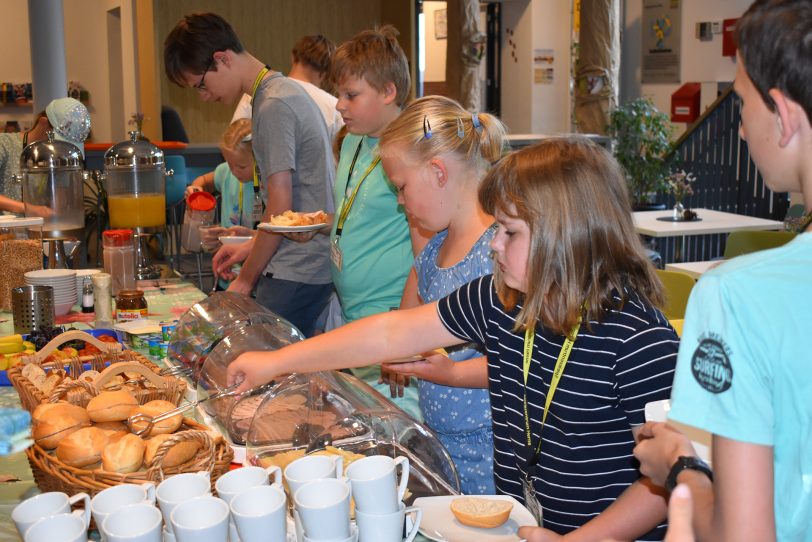 Mit dem gemeinsamen Frühstück startet das Ferienprogramm.