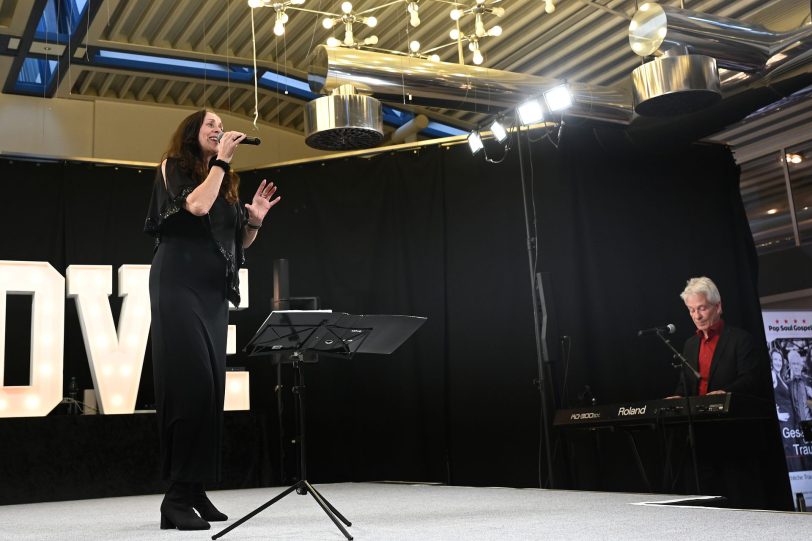 Hochzeits- und Eventsänger Gospel Train aus Bochum präsentierte zwei Songs.