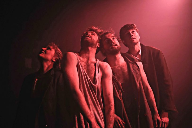 Ein grandioses vierköpfiges Ensemble bringt Homers „Odyssee“ mit enormer Körperpräsenz auf die Bühne des Bochumer Rottstr5-Theaters.