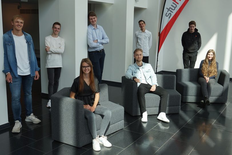 v.l. Tobias Scholz (Elektroniker), Steven Jenhardt (Industriekaufmann), Melissa Olbrich (Kfz-Mechatronikerin), Tim Wippermann (Industriekaufmann dual), Felix Dornfeld (Elektroniker), Dustin Wozniak (Elektroniker), Lukas Dellbrügge (Kfz-Mechatroniker) und Jona Marie Kaufmann (Industriekauffrau).