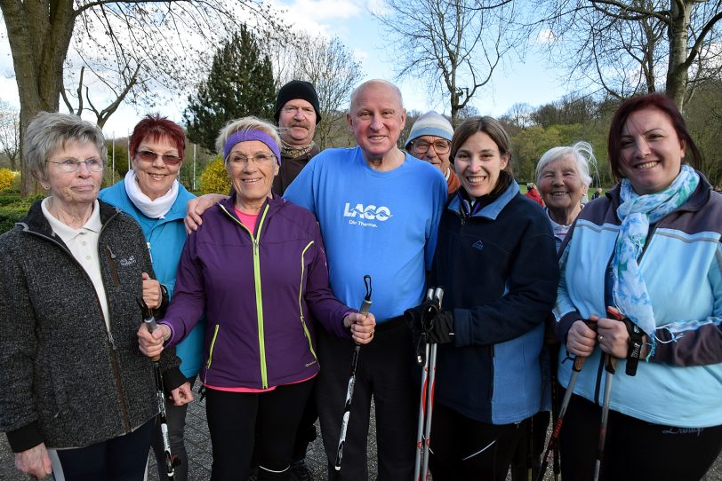 Die Gruppe Nordic Walking mit Übungsleiter Werner Kempf (Mitte).