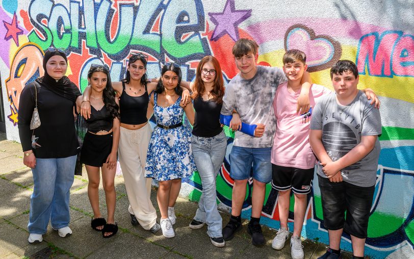 Die Schüler der 7a und b der Hans-Tilkowski-Schule in Herne präsentieren stolz ihr selbst gestaltetes Zeichen gegen Rassismus.
