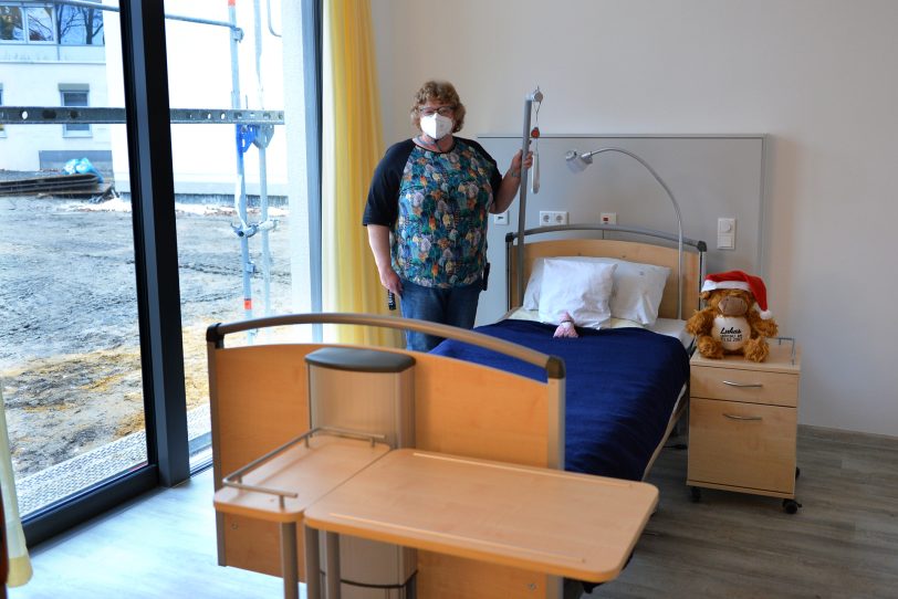 Annelie Wallbaum, Leiterin des Hospizes, in einem der neuen Zimmer im Lukas-Hospiz Herne.