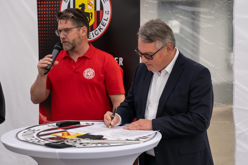 Lothar Przybyl, Geschäftsführer der Herner Bädergesellschaft, unterschreibt den Vertrag.