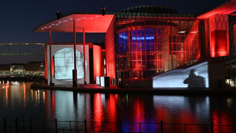 hallo-Fotograf Heinz-Jürgen Bourichter wurde durch das Paul-Löbe-Haus, das Marie-Elisabeth Lüders Haus und den Reichstag in Berlin geführt. Allabendlich beginnt mit Einsetzen der Dunkelheit eine Film-, Licht- und Tonprojektion mit dem Titel „Dem deutschen Volke — Eine parlamentarische Spurensuche. Vom Reichstag zum Bundestag“.