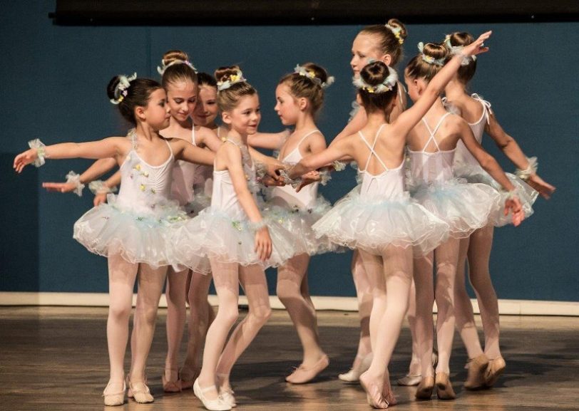 40 Tänzerinnen des Ballettstudios Julia Bouriakova