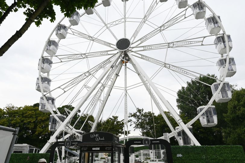 Das Riesenrad White Wheel steht an der Hauptstraße.
