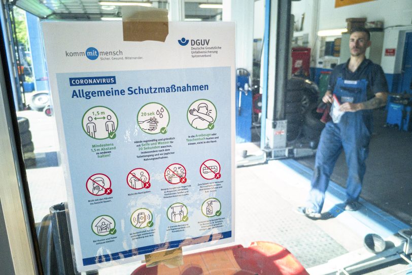 Mitarbeiter und Kunden werden informiert.