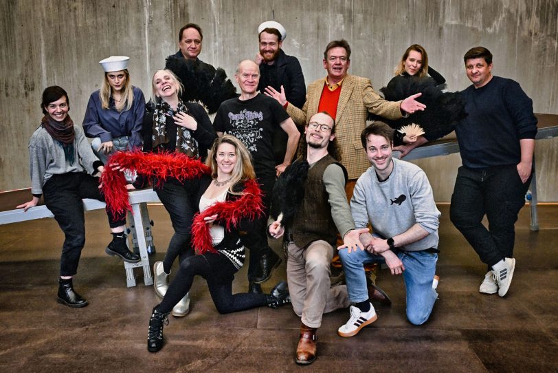 Das „Cabaret“-Team ( v.l. hinten) Lesley-Ann Eisenhardt, Léon van Leeuwenberg, Marvin Moers, Arikia Orbán, (v. l. Mitte) Melanie López López, Gabriele Brüning, Tankred Schleinschock, Markus Kopf, Mike Kühne, Kathrin Marén Enders, Mario Thomanek, Mike Kühne (v.l. vorne) Sabrina Pankrath, Mario Thomanek und Tobias Schwieger.