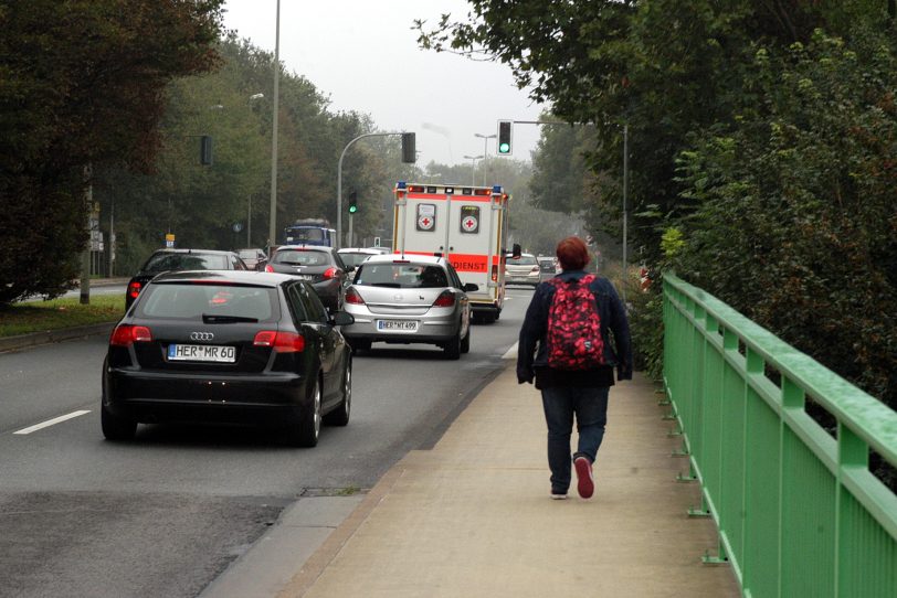 Der Exodus um kurz nach 9.30 Uhr auf der Holsterhauser Straße in Höhe Autobahn.