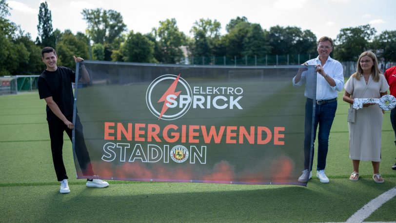 Das Stadion des Vereins Sportfreunde Wanne Eickel 04/12 bekam am Sonntag (11.08.2024) einen neuen Namen und heißt jetzt Elektro Sprick-Energiewende-Stadion.