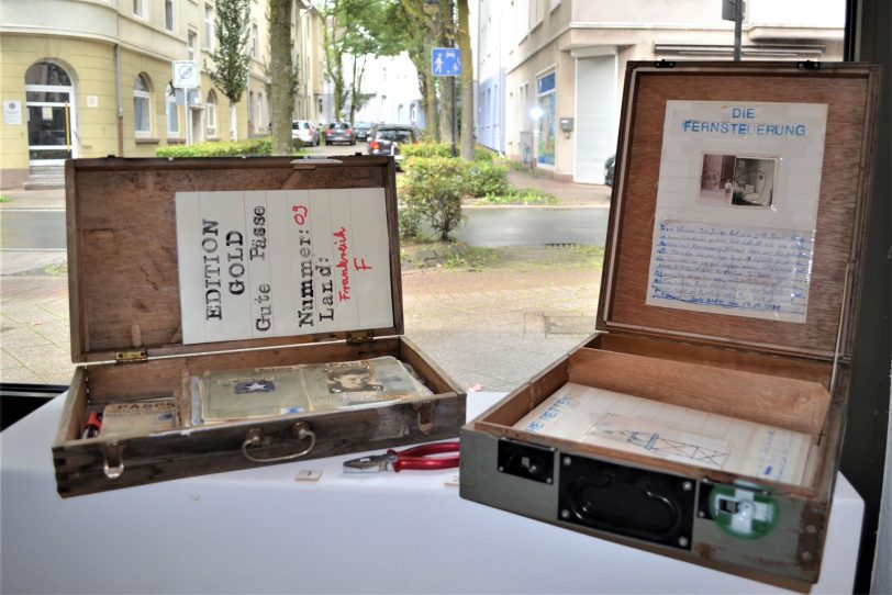 Stöbern ausdrücklich erlaubt: Mehr „Gute Pässe“ und „Bildbesprechungen“ finden sich in zwei Koffern gleich am Kunstpunkt-Eingang.
