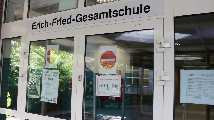 Die Erich-Fried-Gesamtschule in der Corona Zeit mit Einbahnstraßen Wegen.