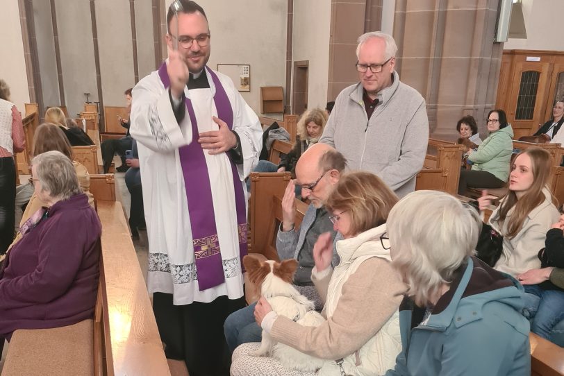 Tiersegnung im April 2025in der Herz Jesu Kirche.