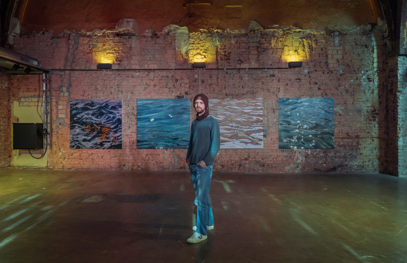 Der Alte Wartesaal im Bahnhof Herne öffnet ab Freitag, 21. Februar 2025, seine Türen für die Ausstellung „Fabian Coppenrath – Zwischenzeit“.