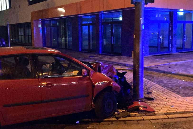 Ein 15-jähriger Herner fuhr nach einer Verfolgungsjagd gegen diesen Ampelmast: Auto geklaut, Totalschaden und Drogen konsumiert. Die Polizei ermittelt.