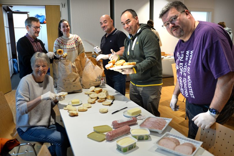 Die Aktion des CVJM Herne 'Heilig Abend nicht allein': Am Morgen wollen 200 Brötchen belegt werden.