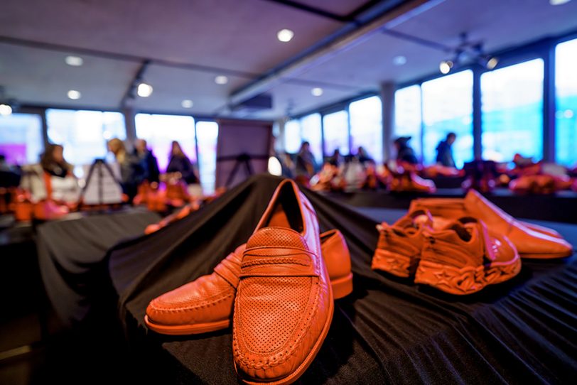 Die 360 Paar rote Schuhe sollten an Frauen erinnern, die Opfer eines Femizids geworden sind.