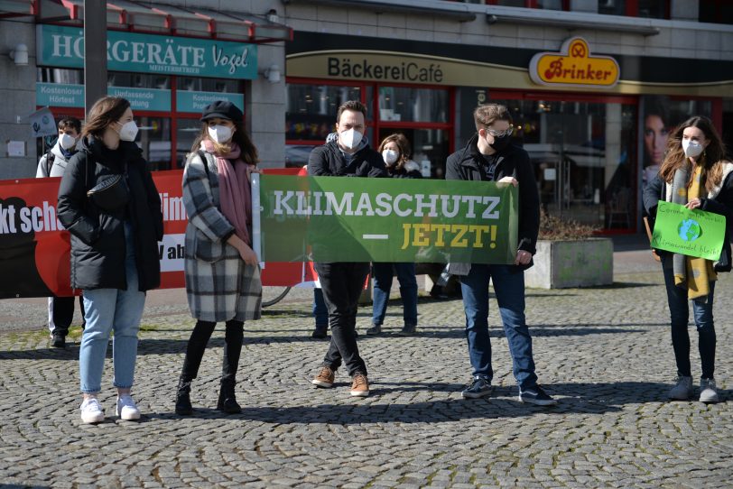 Klimastreik - weltweit und auch in Herne. Corona-konforme Veranstaltung auf dem Robert-Brauner-Platz im März 2021.