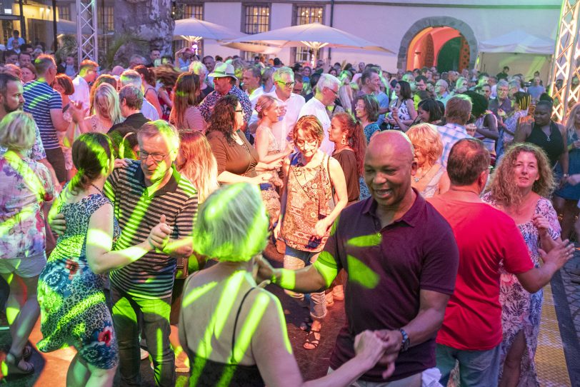 Kubanische Nacht im Schlosshof Strünkede in Herne (NW), am Samstagabend (27.07.2019), mit der sechsköpfigen Berliner Salsaband „Mi Solar“.