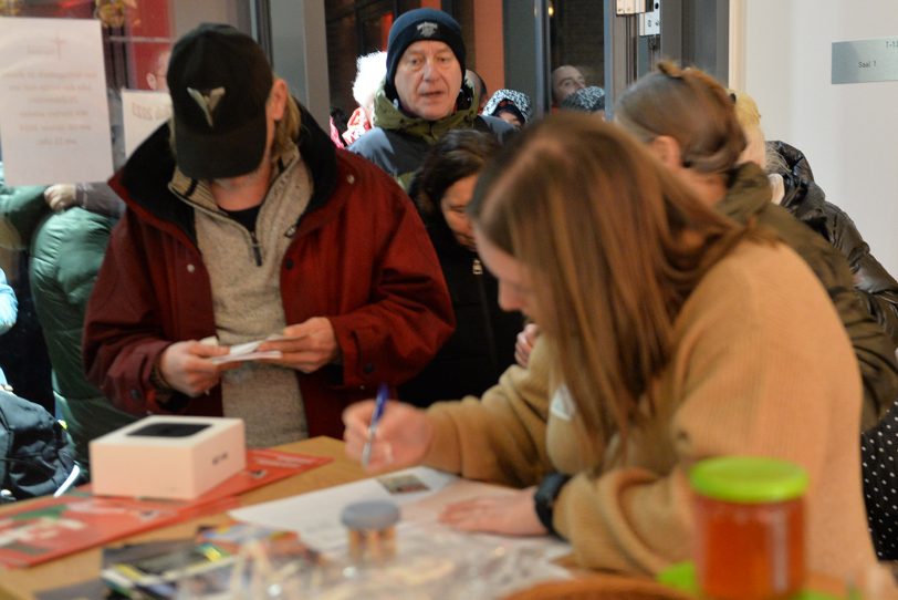 Einlass zur CVJM-Feier für obdachlose und bedürftige Menschen im Ludwig-Steil-Forum.