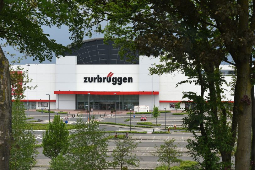 Auf dem Zurbrüggen-Parkplatz soll sich ein roter Kleinwagen befunden haben, als es bei McDonalds zu einer Messerattacke kam - die Polizei sucht nun die Personen und weitere Zeugen (Archivbild).