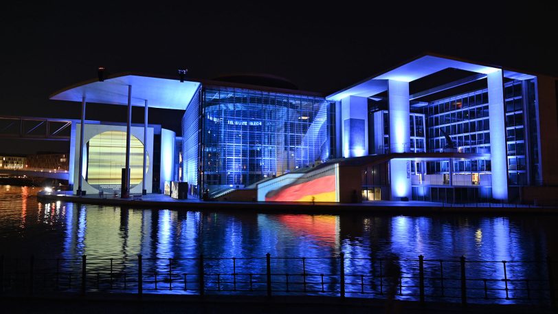 Tolle Show: Allabendlich beginnt am Marie-Elisabeth-Lüders-Haus mit Einsetzen der Dunkelheit eine Film-, Licht- und Tonprojektion mit dem Titel „Dem deutschen Volke — Eine parlamentarische Spurensuche. Vom Reichstag zum Bundestag“.