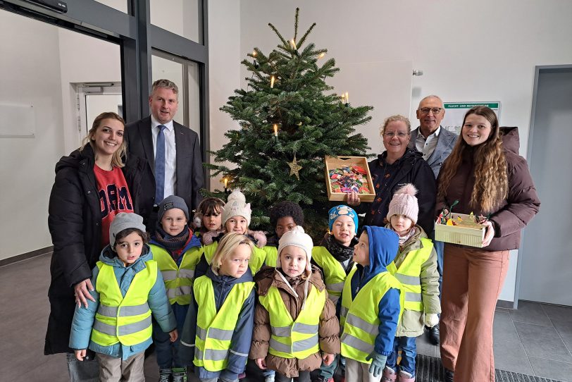 Geschäftsführer Gerhard Glock und der Theologische Direktor Frank Obenlüneschloß begrüßten den Nachwuchs und die Mitarbeiterinnen aus der Ev. KiTa am EvK.