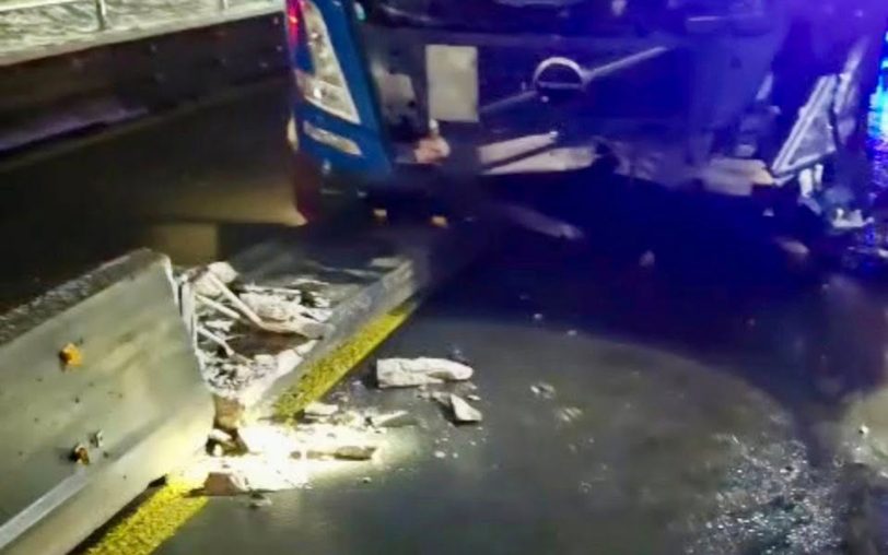 Ein Lkw beschädigte auf der A43 am Montagabend (5.1.2025) die Absperrung zwischen den Fahrstreifen vor der Schrankenanlage.