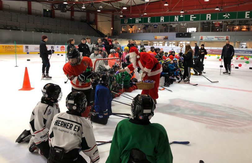 Interessierte Kinder auf dem Eis - Ice Hockey Day 2019.