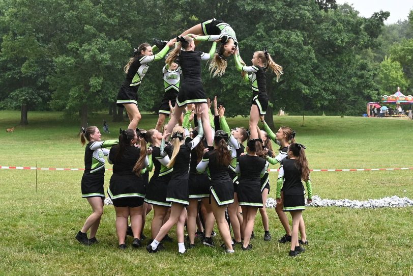 Vorführung der Cheerleader Claws des BTC