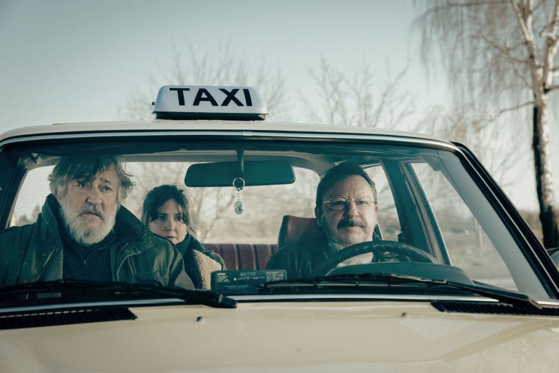 Ein Roadtrip durch die Vergangenheit: Edek (Stephen Fry) und Tochter Ruth Rothwax (Lena Dunham) lassen sich vom Taxifahrer Stefan (Zbigniew Zamachowski) durch Polen chauffieren.