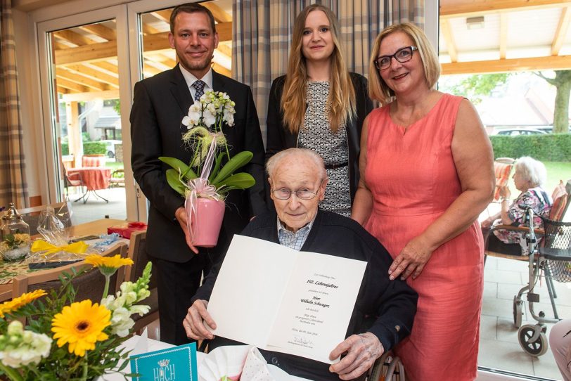 Wilhelm Schwager (102) mit Gratulanten. Unter anderem Andrea Oehler (r).