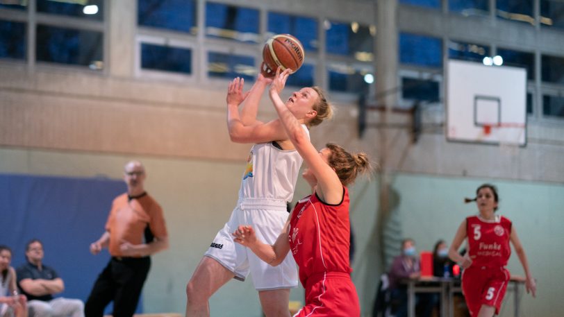 Die Ruhrpott Baskets Herne gewinnen das Spitzenspiel gegen den BSV Wulfen mit 65:42.