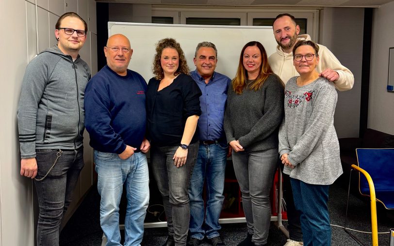 Die SPD-Bezirksfraktion Herne-Mitte hat sich am Montag (27.10.2025) konstituiert: (v.li.) Jan Menningmann, Karl Josef Schleußner, die Fraktionssprecherin Melissa Arnold, Peter Bornfelder (Kandidat für das Amt des Bezirksbürgermeister), Stefanie Salomon-Gera, Saudin Cizmic und Nicole Konkol.