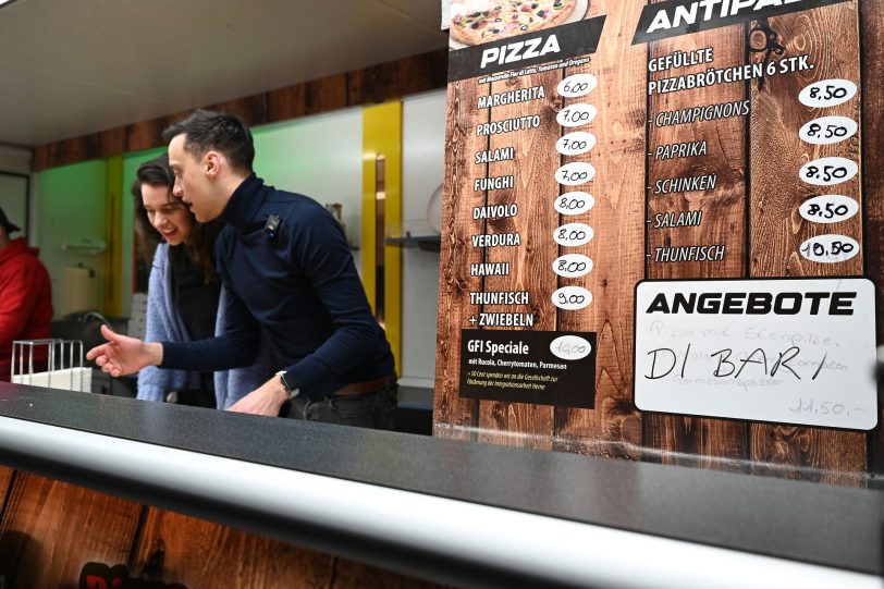 Anna di Bari (links) und Tim Achtermeyer backen Pizza beim Zukunftsfest am Circus Schnick-Schnack.