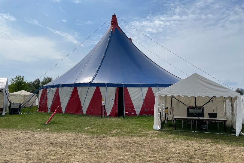 Trödeln am Kulturzelt in den Abendstunden.