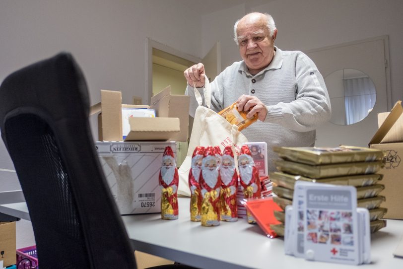 Blutspender am 2. Weihnachtstag 2017: Günter Blotko beim packen der Weihnachtstüten.