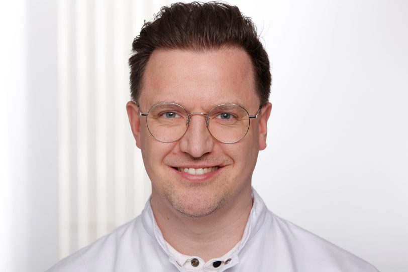 Dr. Philipp Sewerin, Oberarzt im Rheumazentrum Ruhrgebiet der St. Elisabeth Gruppe, wurde im Juni 2025 zum Professor für Innere Medizin und Rheumatologie an der Ruhr-Universität Bochum berufen.